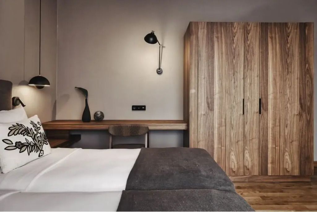 Moderne Ecke mit Holzmöbeln, Lampe und Schreibtisch in der Luxus Villa.
