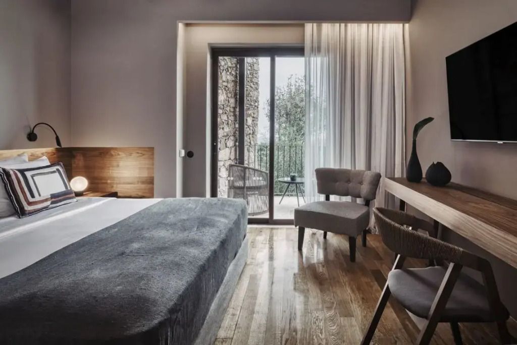 Schlafzimmer mit Balkon und sanfter Beleuchtung, Zugang zum Außenbereich.