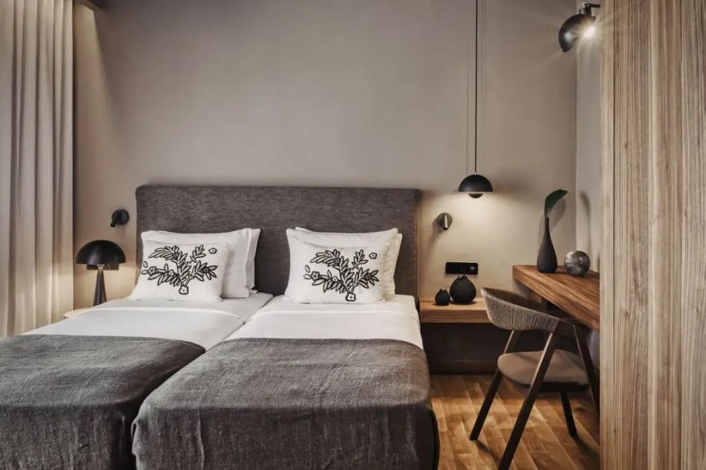 Doppelzimmer in der Luxus Villa mit stimmungsvoller Beleuchtung und Dekorkissen.
