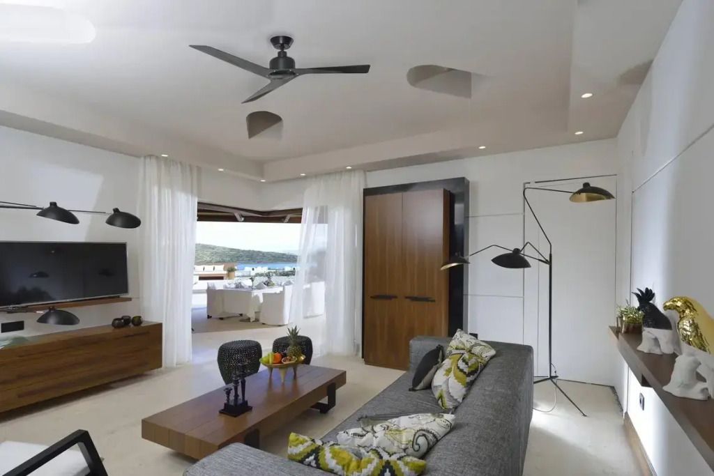 Wohnbereich mit Sofa und offener Terrasse mit Meerblick