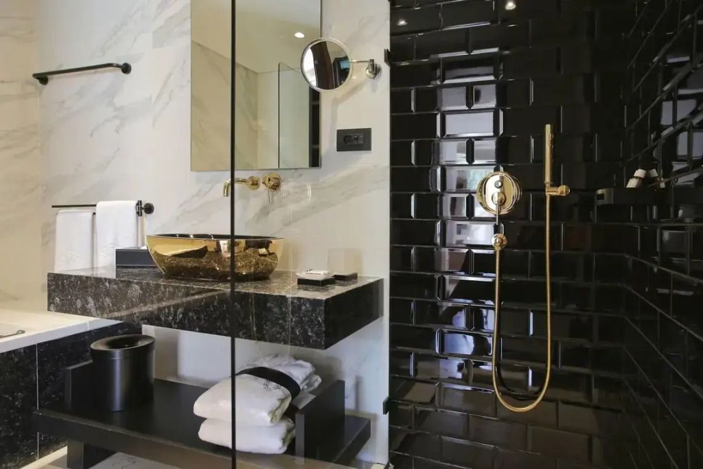 Luxuriöses Badezimmer mit goldenen Akzenten und Marmorverkleidung