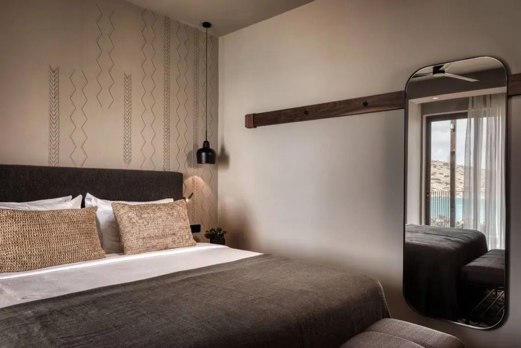 Geschmackvoll eingerichtetes Schlafzimmer mit stilvollem Design