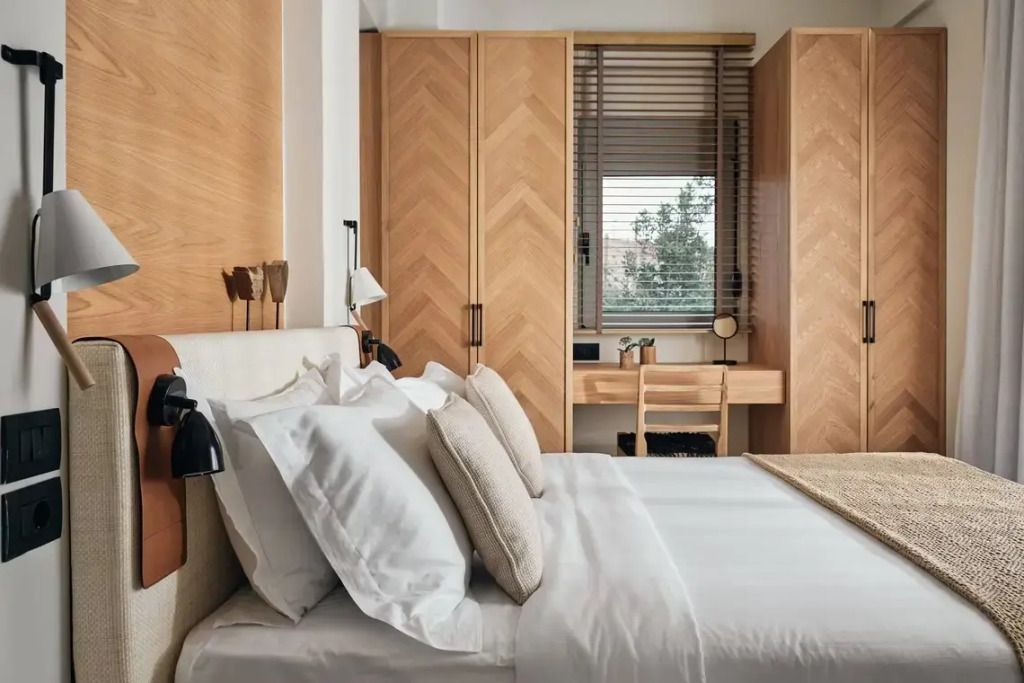 Modernes Schlafzimmer mit stilvollen Holzakzenten und Schreibtisch im Domes of Elounda