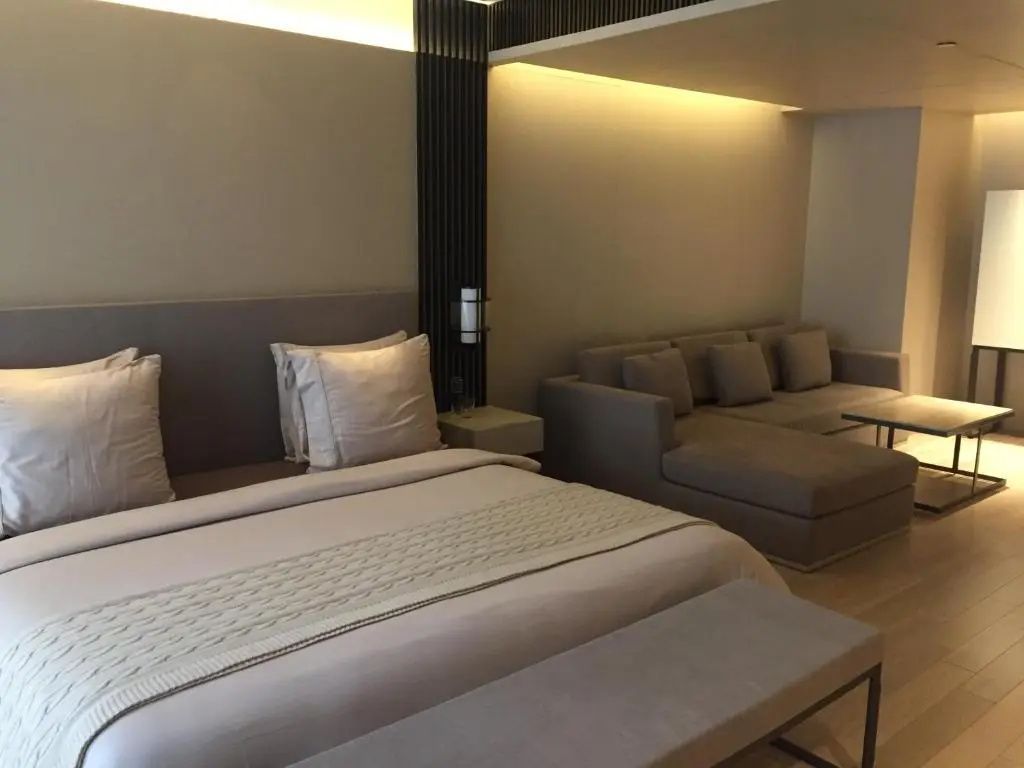 Elegante Corporate Suite mit Doppelbett und gemütlicher Sitzecke