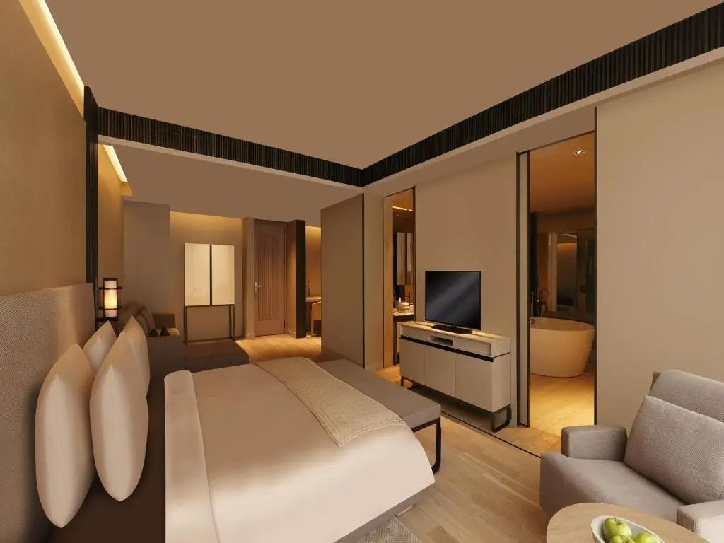 Modernes Hotelzimmer mit Flachbildfernseher und Ensuite-Badezimmer
