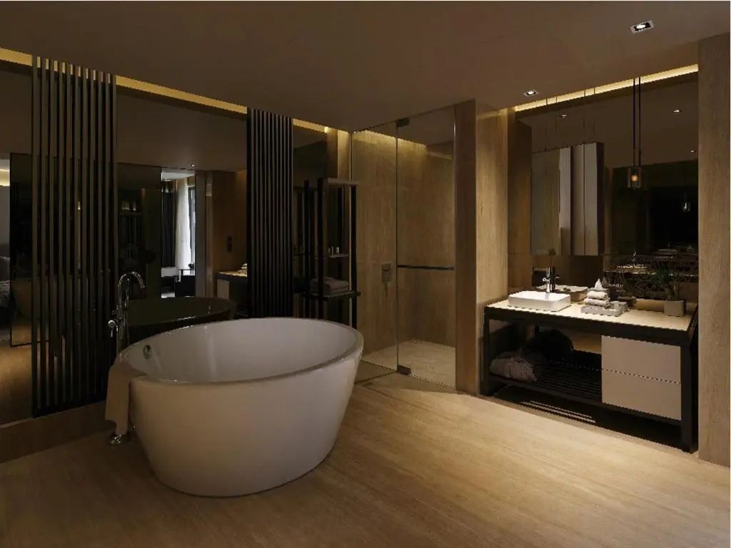 Luxuriöses Badezimmer mit freistehender Badewanne und Doppelwaschbecken