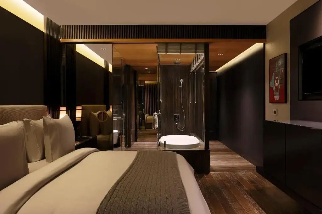 Stilvolles Schlafzimmer mit direktem Zugang zum Designer-Bad