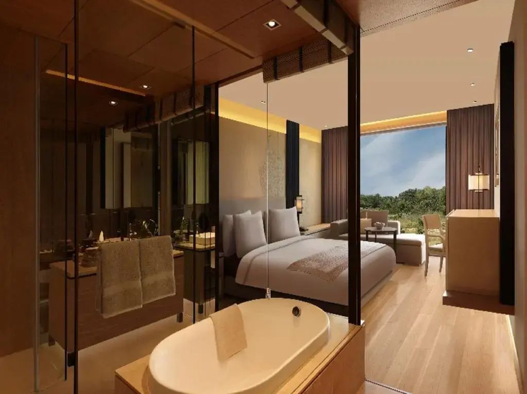 Luxuriöses Bad mit Einblick in das Schlafzimmer der Executive Suite und Aussicht