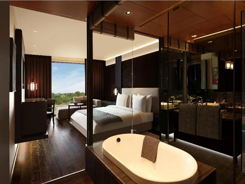 Hochwertiges Badezimmer mit Badewanne und Ausblick auf die Executive Suite