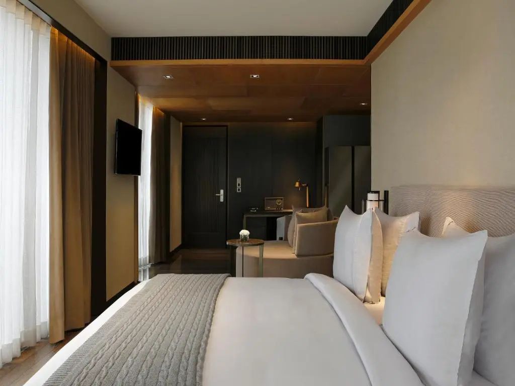 Elegantes Schlafzimmer mit modernem Interieur und Schreibtisch
