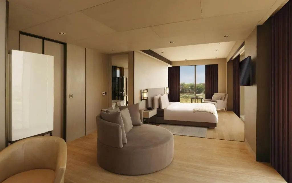 Großzügige Suite mit Sitzecke und Blick auf die Landschaft