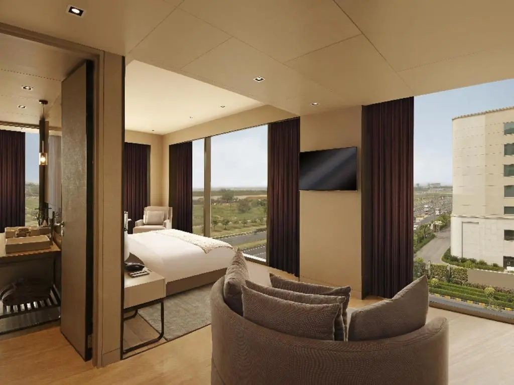 Suite mit großen Fenstern und Aussicht auf die Stadt
