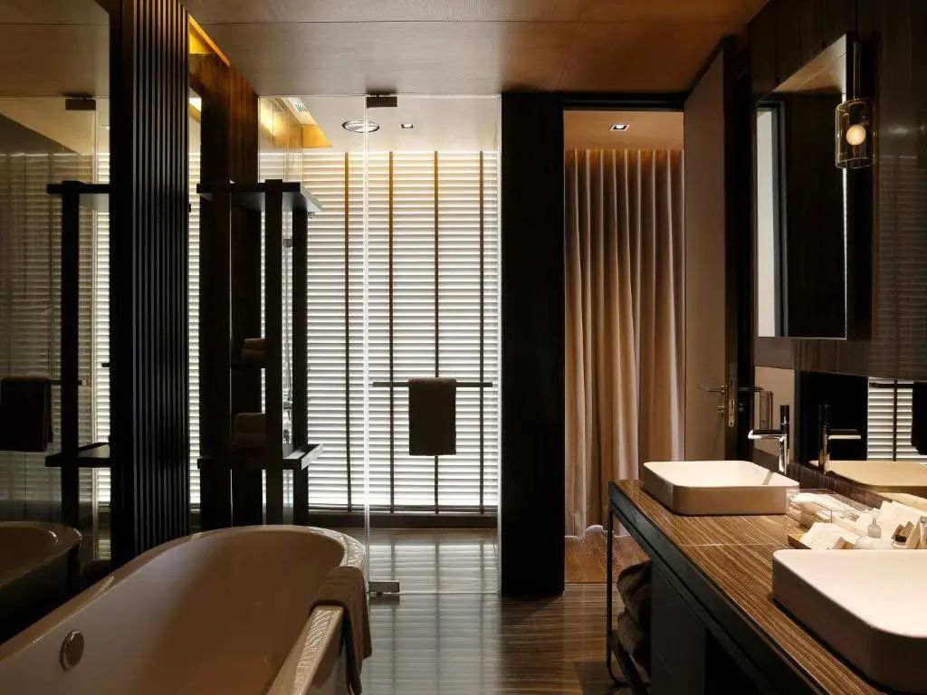 Modernes Badezimmer mit luxuriöser Ausstattung und natürlichem Licht