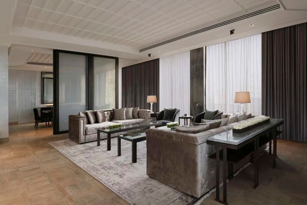 Luxuriöse Suite mit eleganter Einrichtung, samtigen Sofas und großen Fenstern
