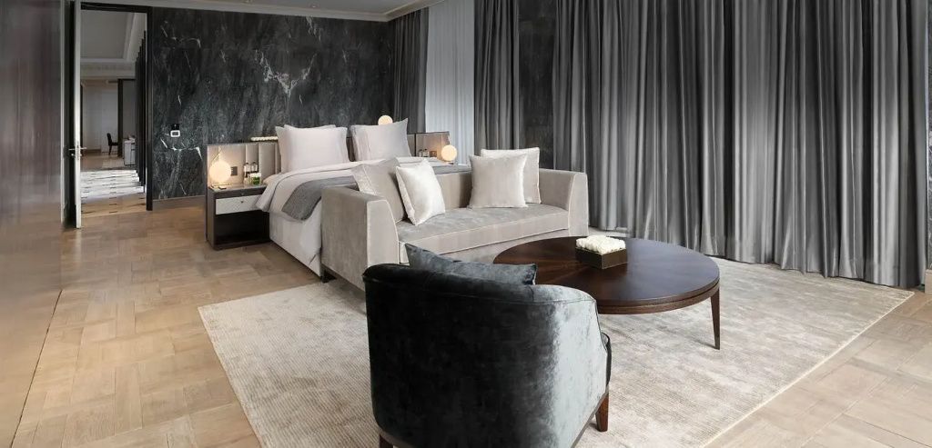Elegantes Zimmer mit modernem Design und komfortablen Möbeln