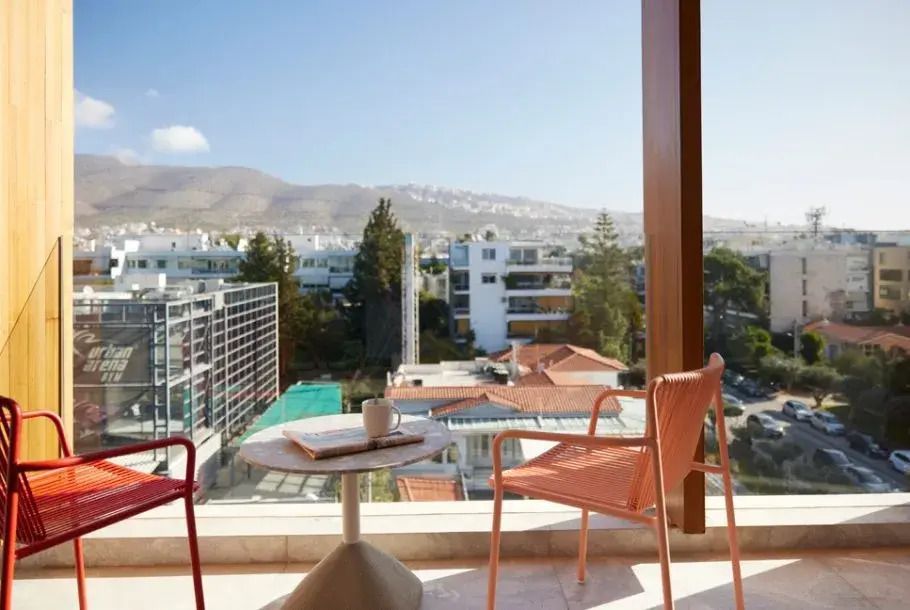 Balkon mit Sitzgelegenheiten und Ausblick auf die Stadt