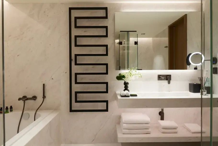 Luxuriöses Badezimmer mit moderner Einrichtung und Handtüchern