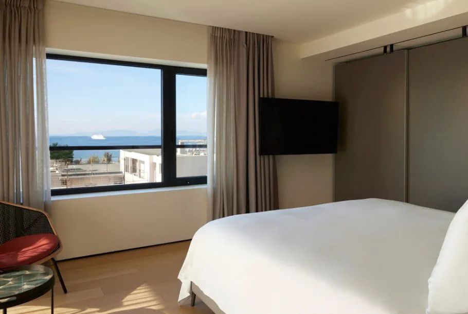 Suite mit Meerblick und modernem Dekor, Bett nahe Fenster mit Aussicht.