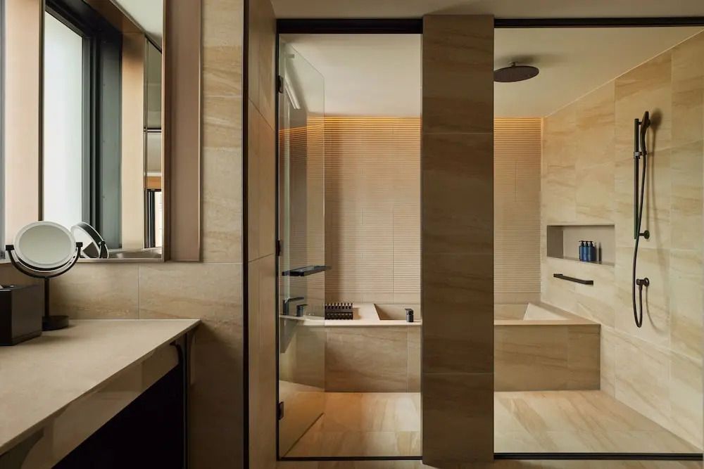 Luxuriöses Badezimmer mit Holzvertäfelung und großer Dusche