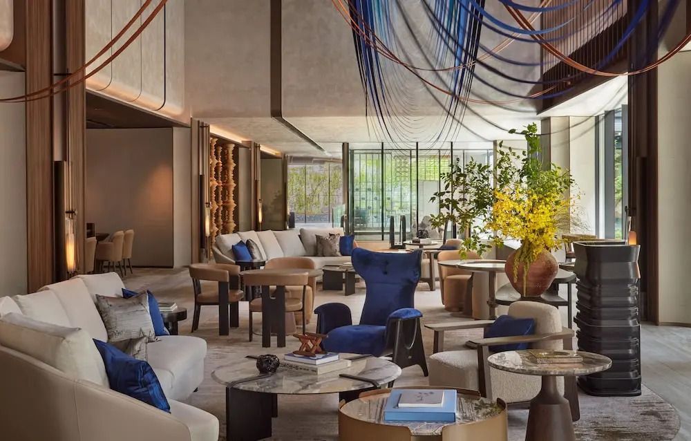 Moderne Hotellobby mit Designer-Möbeln und farbenfroher Dekoration