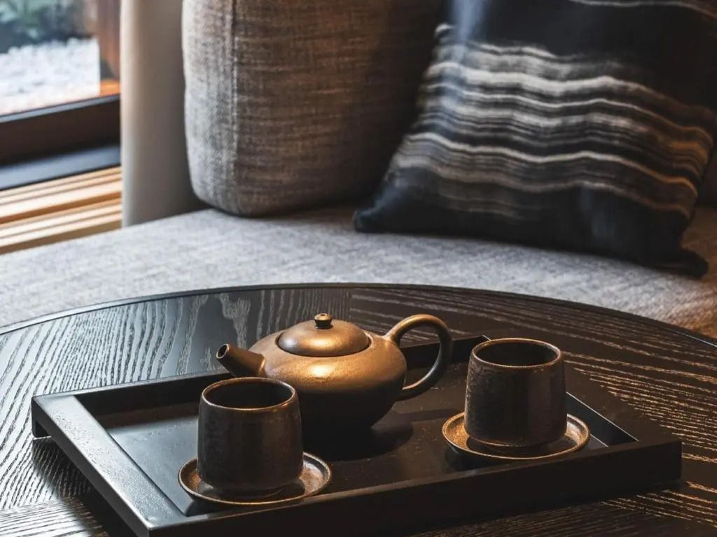 Detailaufnahme eines Tee-Sets auf einem Couchtisch, entspannte Atmosphäre