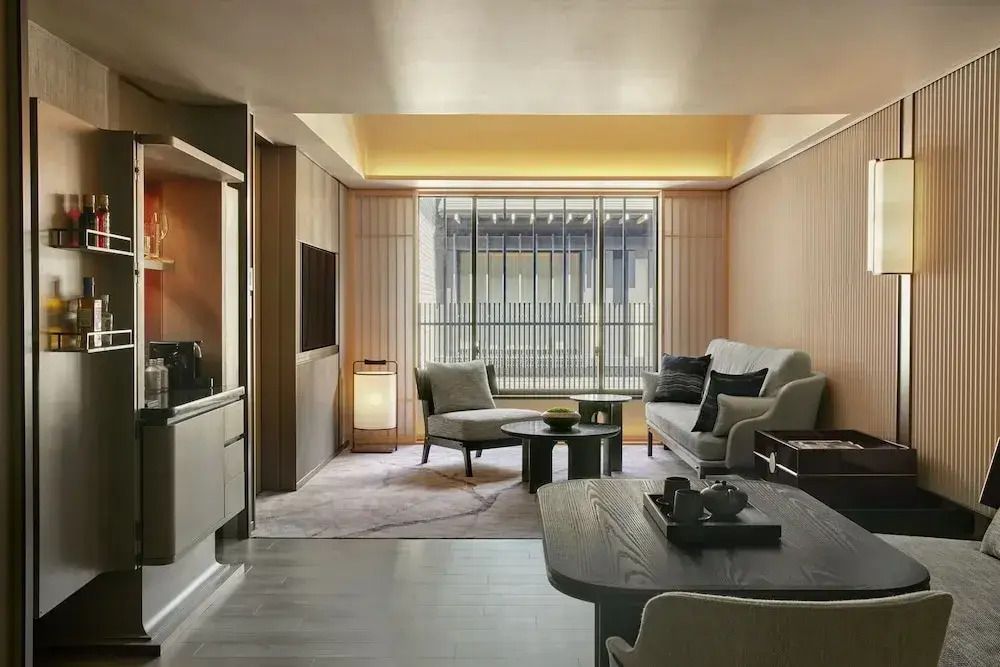 Wohnbereich der Suite mit komfortablen Sitzgelegenheiten und stilvollem Design