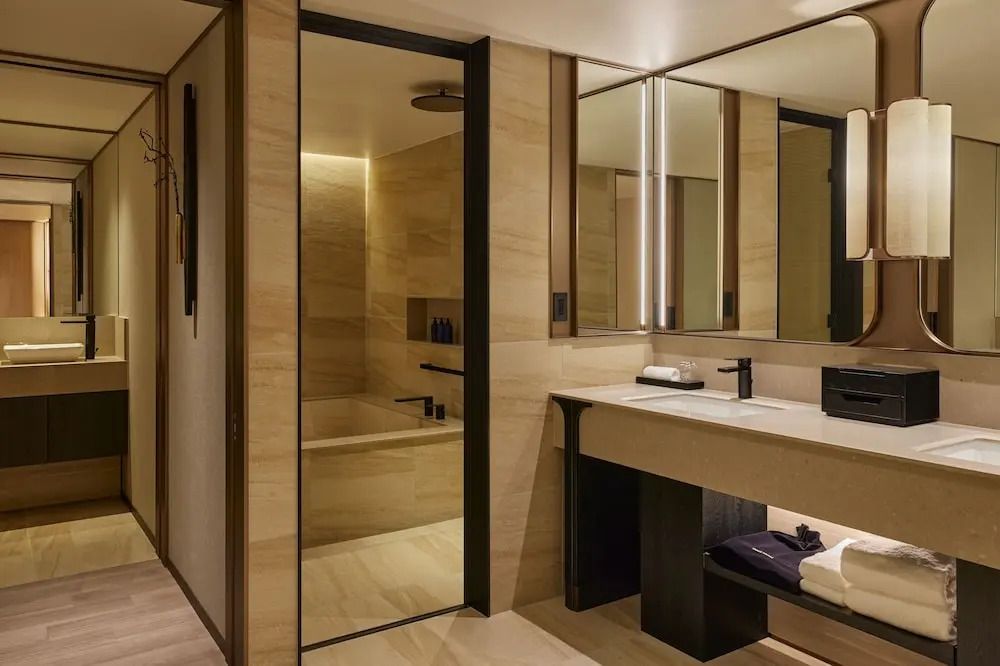 Luxuriöses Badezimmer mit großem Spiegel und hochwertiger Ausstattung