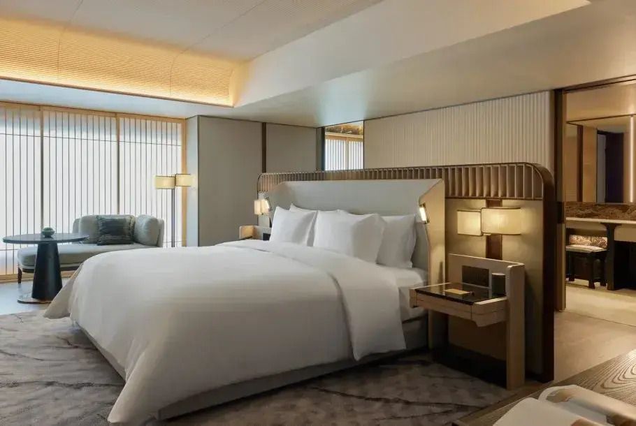 Luxuriöses Doppelbett mit minimalistischem Design in der Suite
