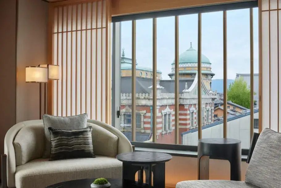 Blick aus dem Fenster auf historische Gebäude von der Suite aus