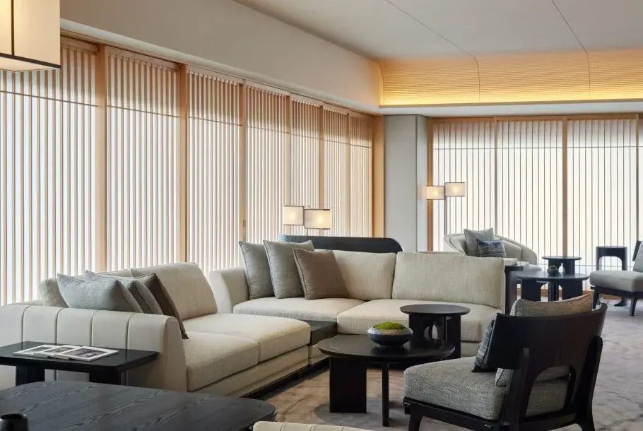 Elegantes Wohnzimmer mit heller Sofaecke in der Suite