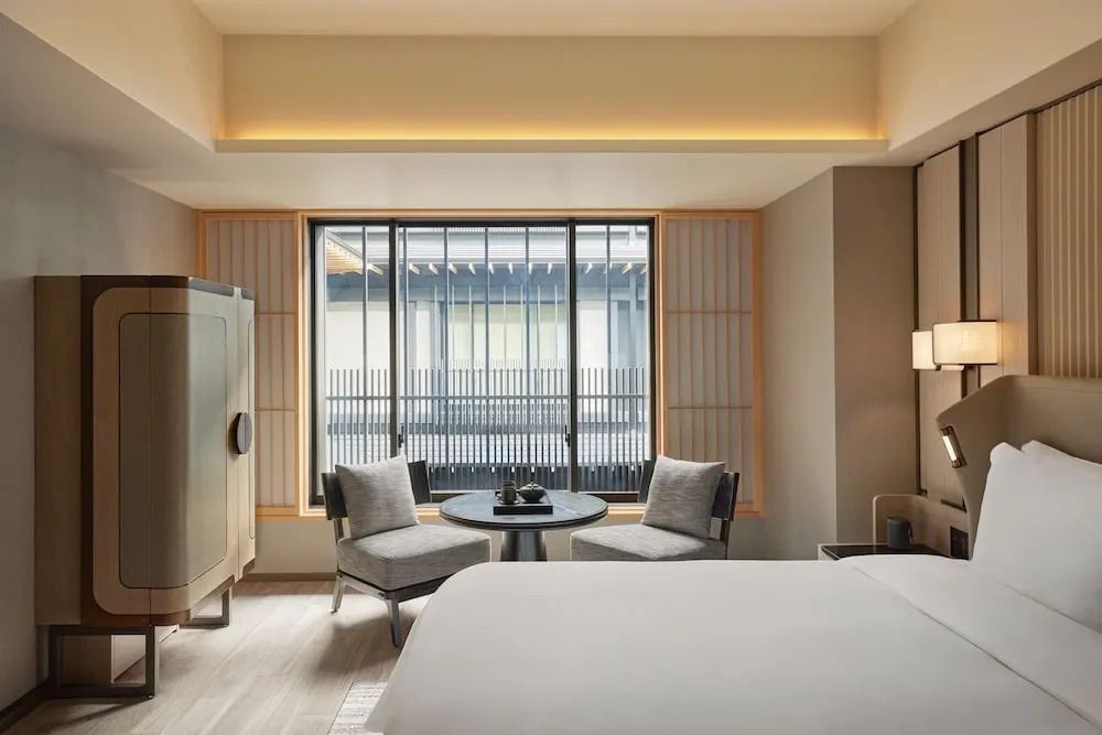 Modernes Premier Zimmer mit gemütlicher Sitzecke und Fensterausblick