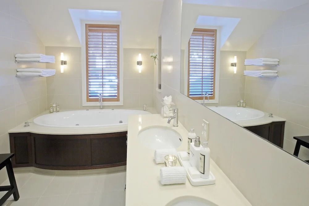Modernes Badezimmer mit Badewanne und Doppelwaschbecken aus Marmor