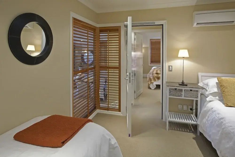 Helles Schlafzimmer mit Zugang zum Balkon und eleganten Holzakzenten
