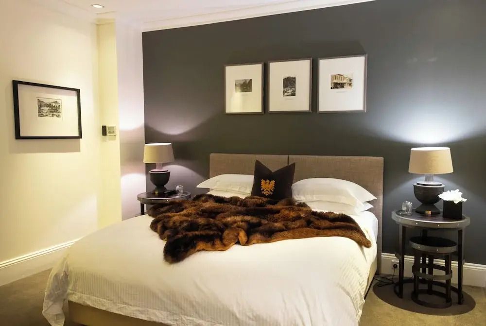 Luxusbett in einer edlen Suite mit stilvoller Dekoration