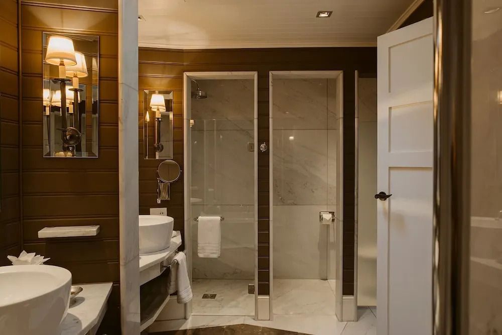 Geräumiges Badezimmer mit edlen Materialien und stilvollem Design
