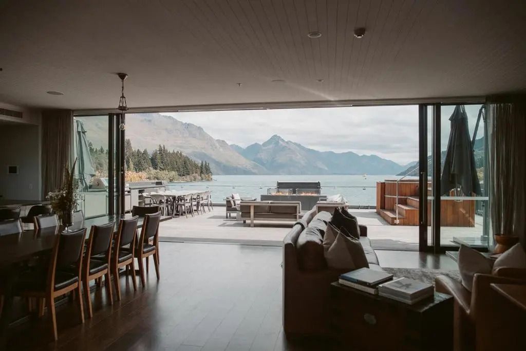 Weitläufige Terrasse mit atemberaubendem Berg- und Seeblick