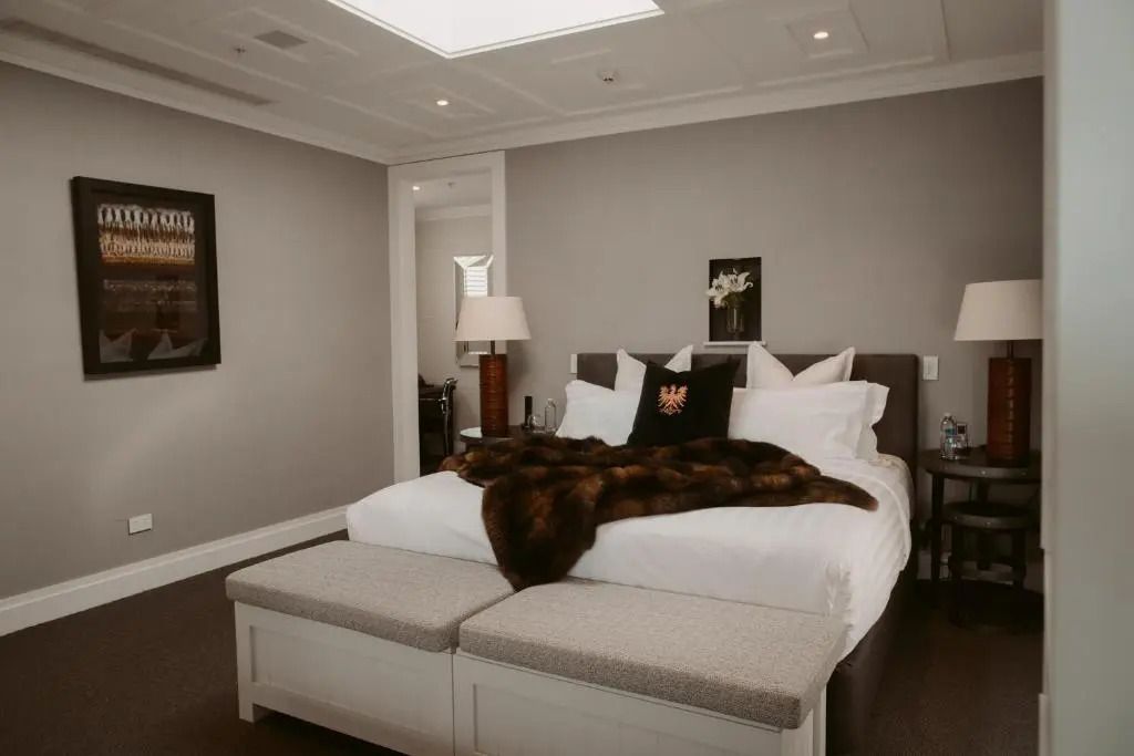 Luxuriöses Schlafzimmer mit stilvollem Dekor und gemütlichem Bett