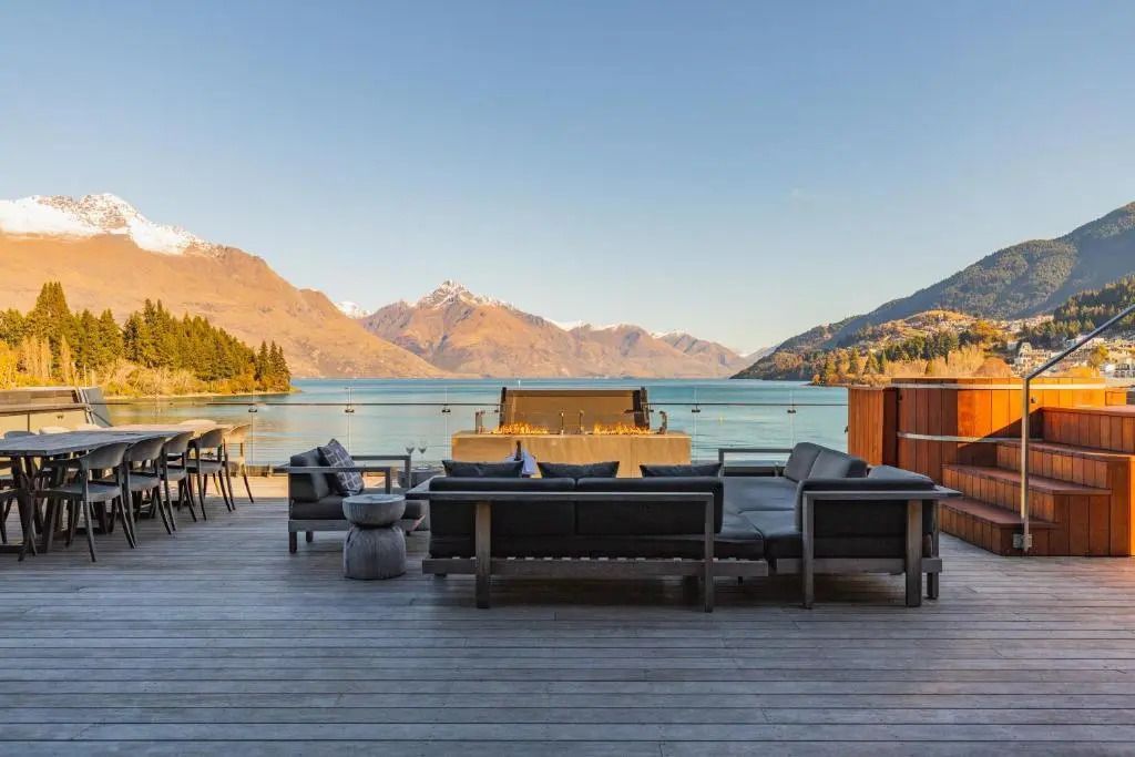 Terrasse mit komfortablen Sofas und spektakulärem Blick auf Berge und See