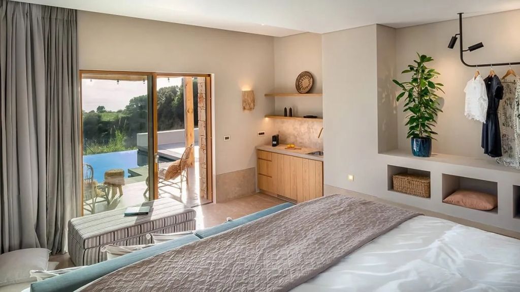 Suite mit Blick auf Terrasse und Pool viel natürliches Licht
