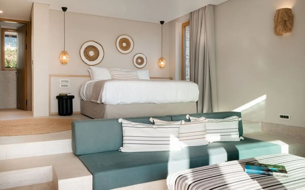 Zimmer mit stilvollem Doppelbett und lichtdurchfluteter Sitzecke
