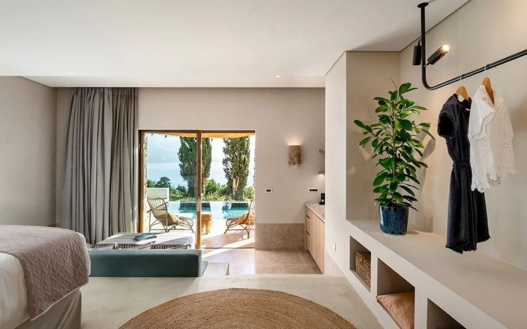 Helle Suite mit privatem Poolzugang und modernen Pflanzenarrangements