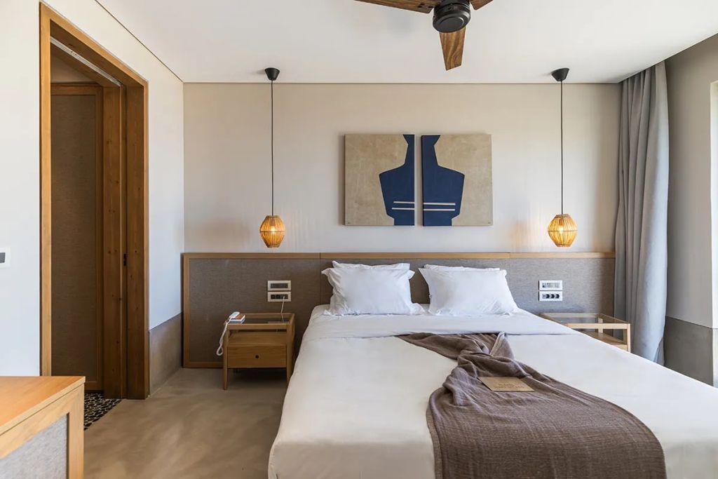 Modernes Doppelzimmer der Amos Suite mit stilvoller Beleuchtung