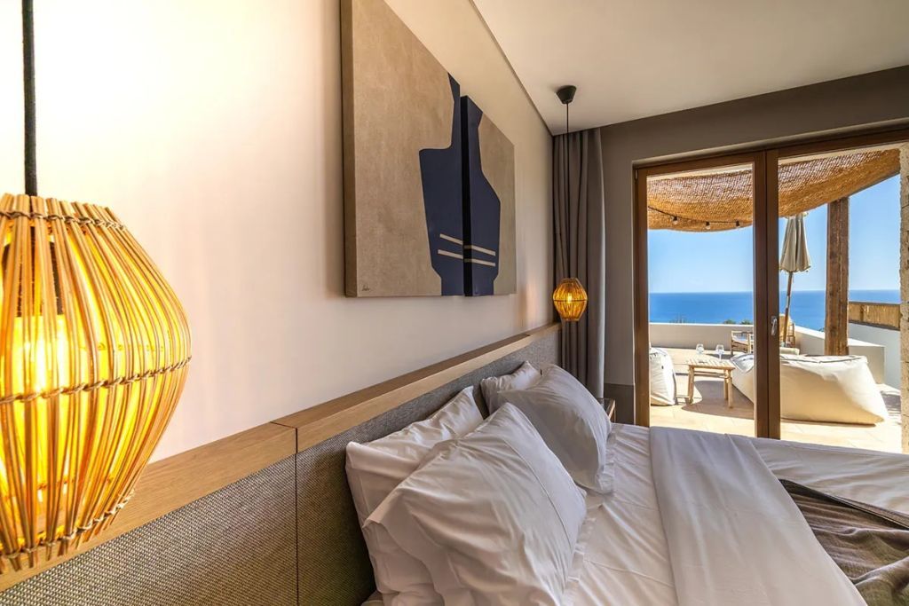 Seitlicher Blick auf das Bett mit Zugang zur Terrasse und Meerblick