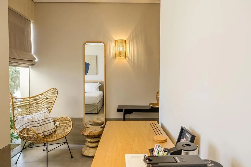 Schreibtisch und Sitzbereich im Zimmer mit modernem Design