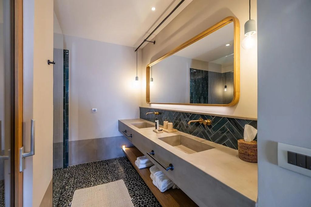Geräumiges Badezimmer mit Doppelwaschbecken und stilvollem Design