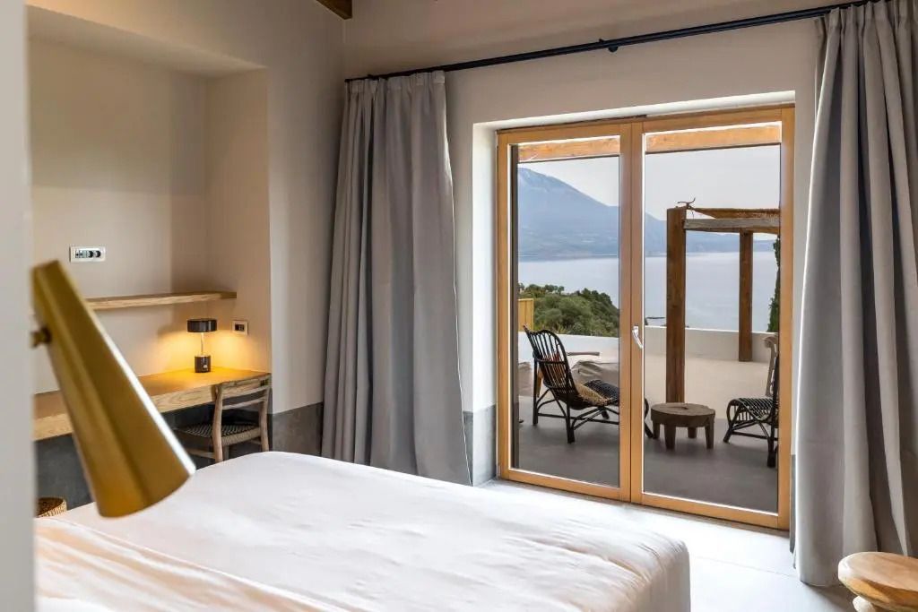 Helles Schlafzimmer mit Zugang zur Terrasse und Meerblick
