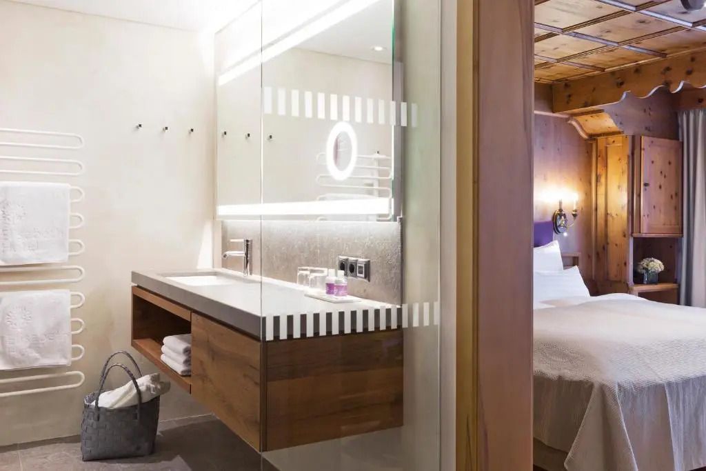 Modernes Badezimmer mit beleuchtetem Spiegel und Waschbecken