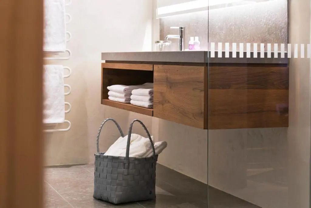 Elegantes Badezimmer mit modernen Armaturen und Handtüchern.