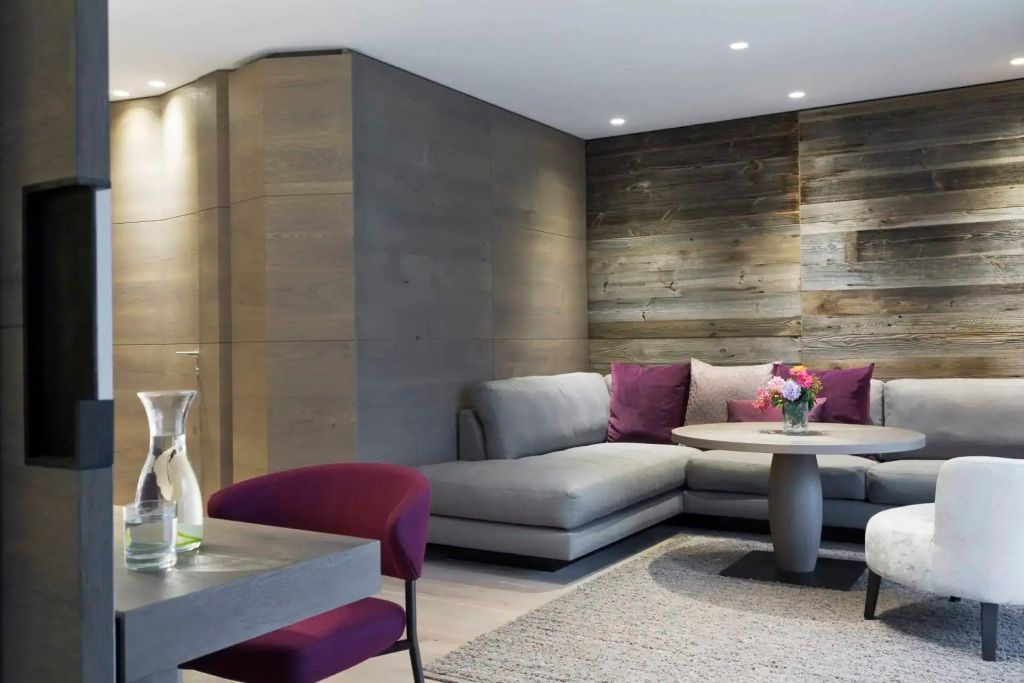 Gemütliches Wohnzimmer mit stilvollem Sofa und modernen Holzakzenten