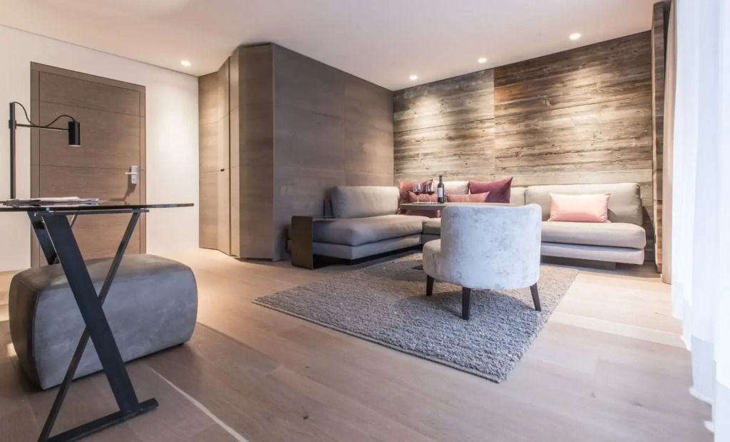 Elegant decoriertes Wohnzimmer mit komfortabler Sitzgelegenheit und Holzverkleidung